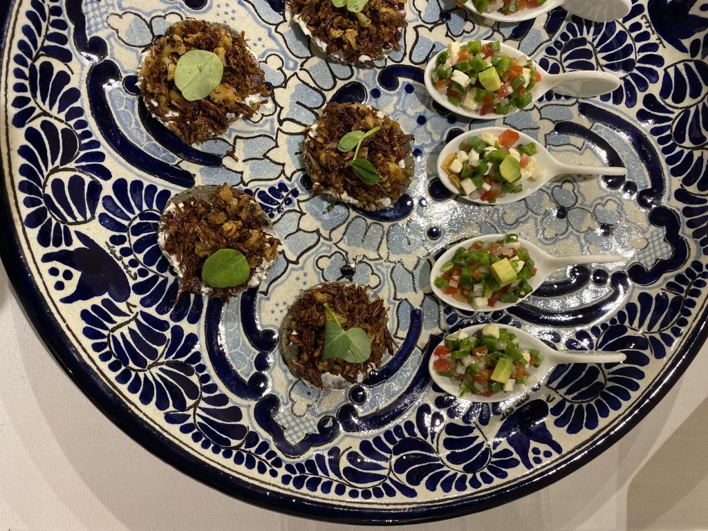 Plato de talavera azul y blanco