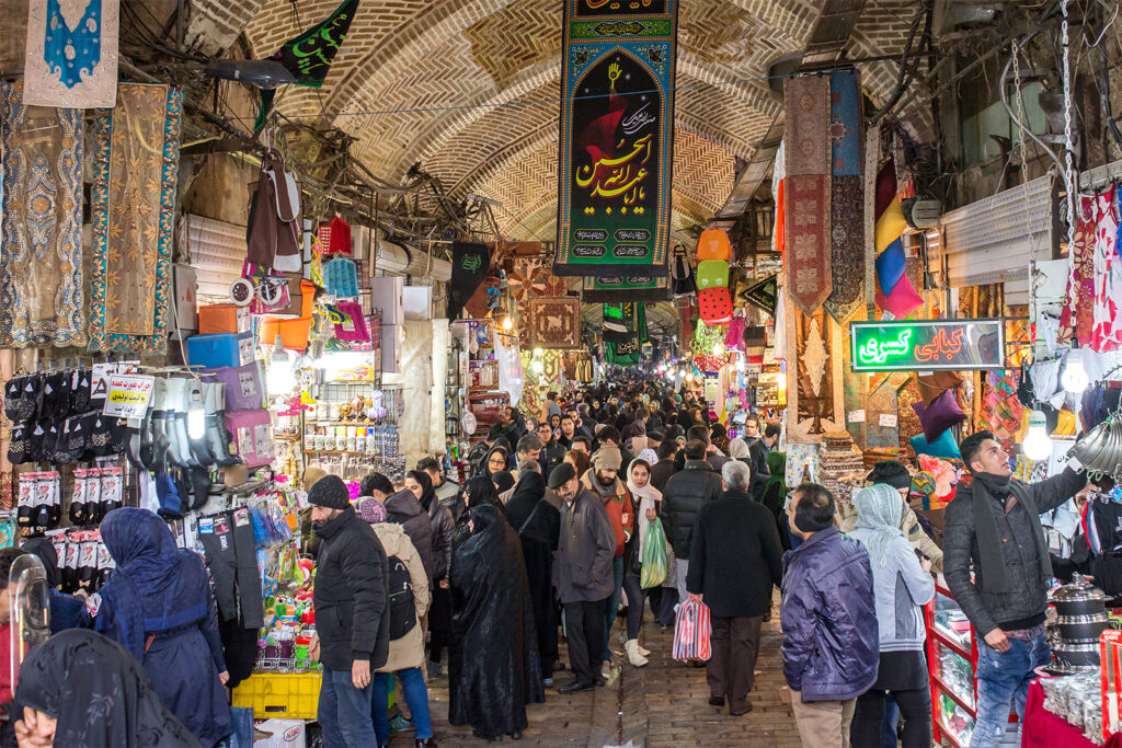 Interior de un bazar con muebles y objetos en exhibición