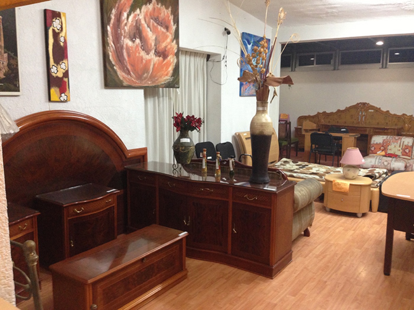 Recámara y decoración con cuadros, jarrones y muebles de madera en Tesoros Bazar