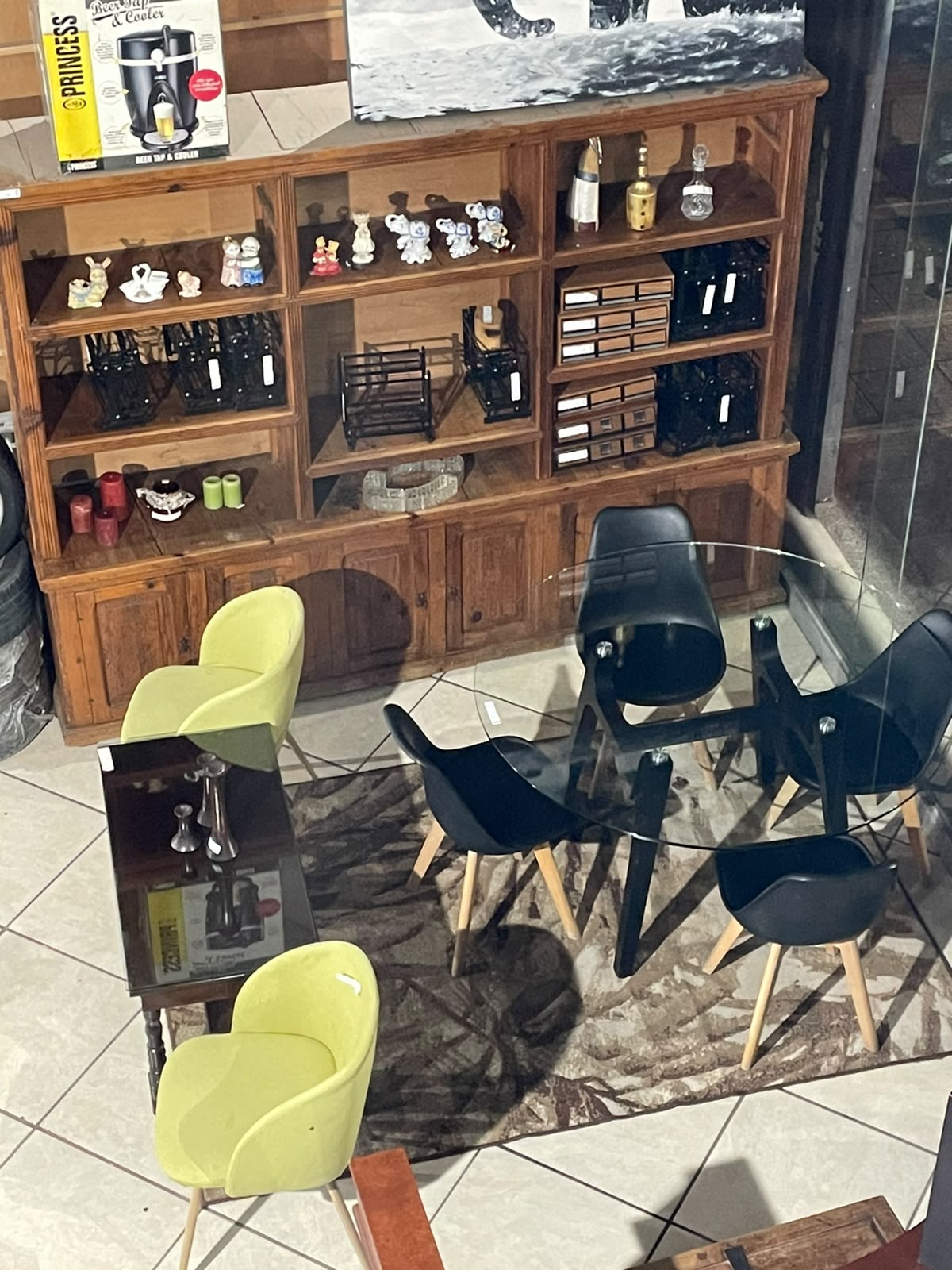 Comedor y vitrina de decoración en Tesoros Bazar