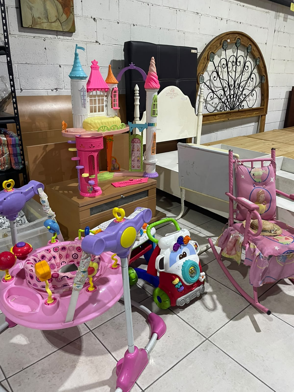 Juguetes y muebles infantiles en Tesoros Bazar