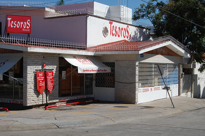 Fachada de tienda de Tesoros Bazar con letrero
