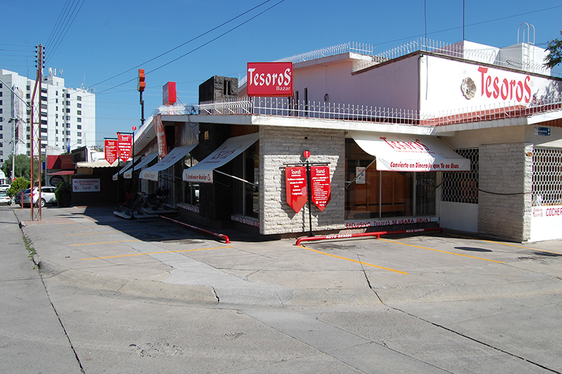Fachada esquinera de una sucursal de Tesoros Bazar