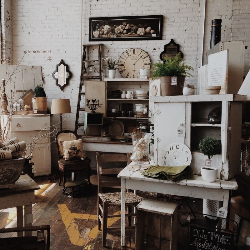 Interior estilo boutique de antigüedades en Tesoros Bazar