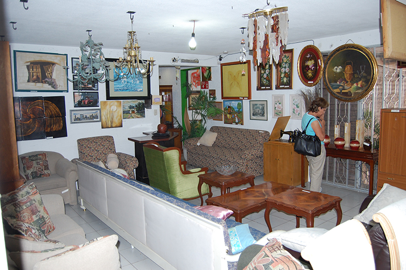 Sala de exhibición con sillones y sofás en Tesoros Bazar