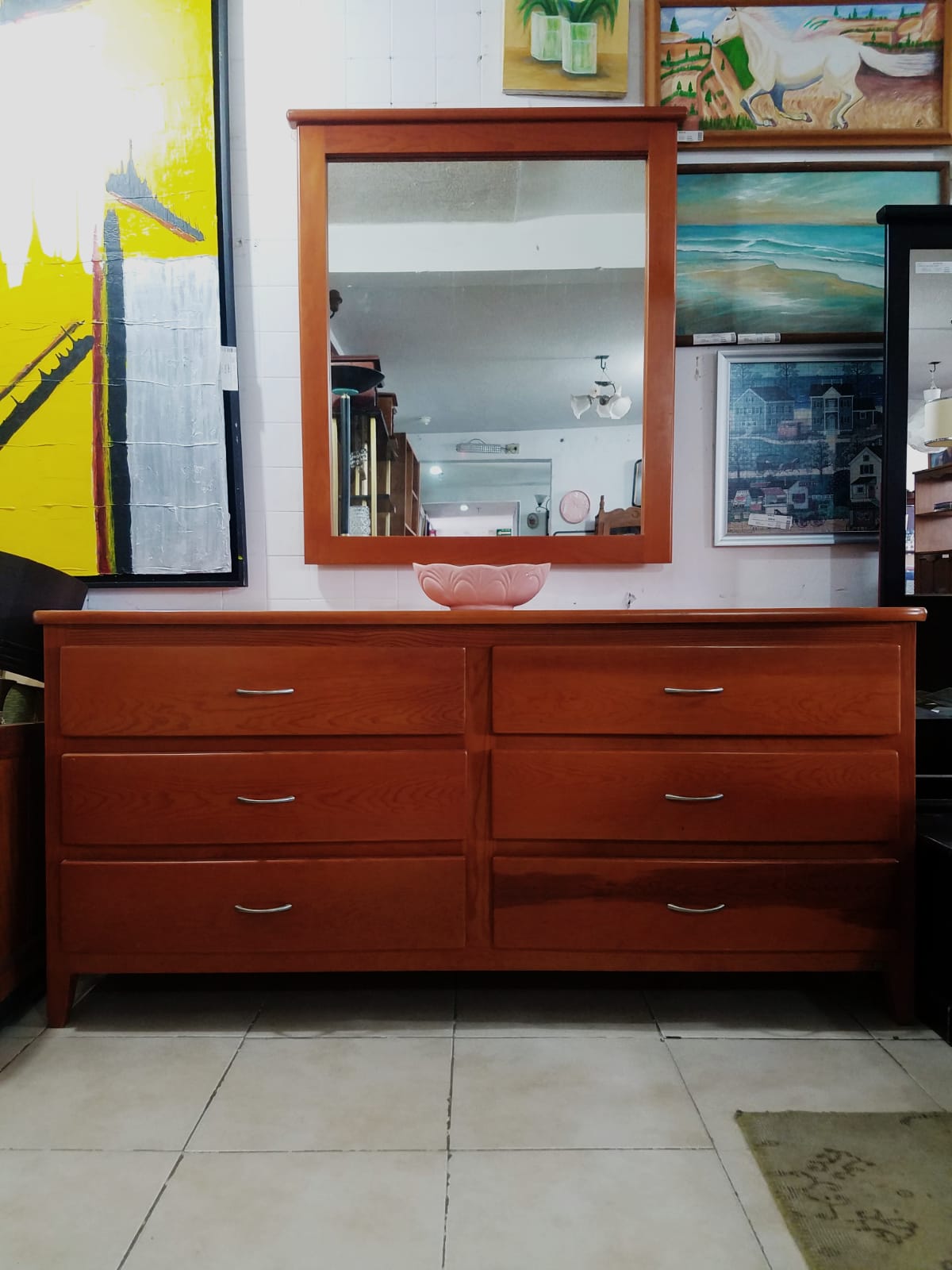 Tocador de madera de seis cajones en venta en Tesoros Bazar
