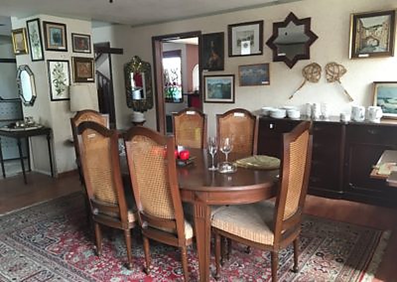 Interior de la sucursal Tesoros Bazar en Juriquilla, Querétaro: comedor, espejos y cuadros en exhibición